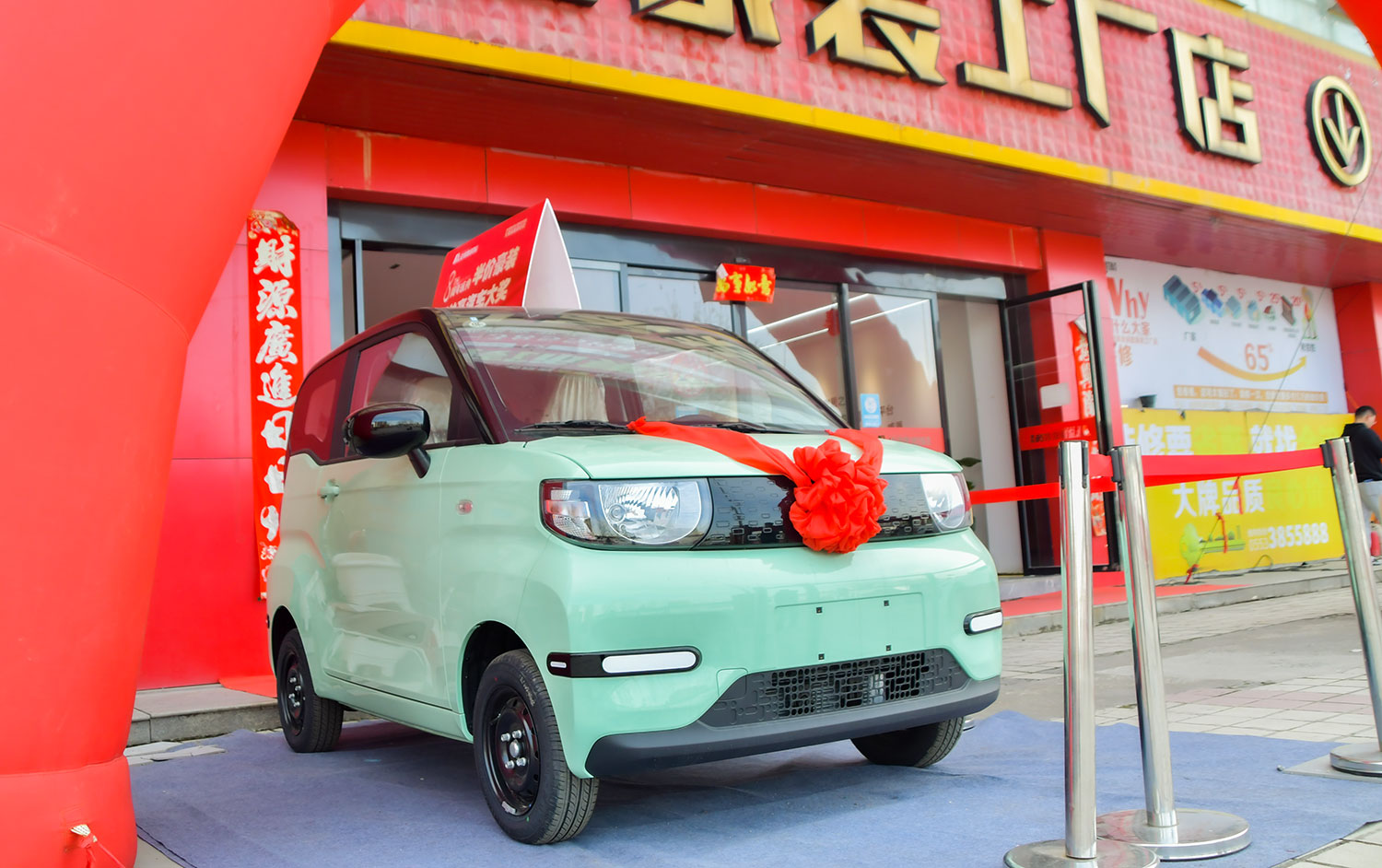 慶典現(xiàn)場熱鬧非凡，人聲鼎沸，眾多業(yè)主和嘉賓齊聚一堂，共同見證這一重要時刻